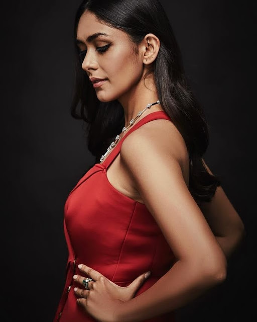 Kumkum Bhagya Actress Mrunal Thakur Photo 2019