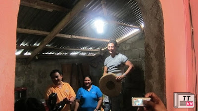 Illac Diaz (phải) trong một ngôi nhà được lắp đèn chai năng lượng mặt trời