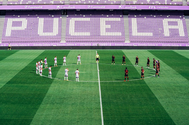 Los jugadores del Real Valladolid y de la Real Sociedad preparados a guardar un minuto de silencio antes de comenzar el partido en presencia del colegiado Melero López. REAL VALLADOLID C. F. 1 REAL SOCIEDAD DE FÚTBOL DE SAN SEBASTIÁN 1. 13/09/2020. Campeonato de Liga de 1ª División, jornada 1. Valladolid, estadio José Zorrilla.