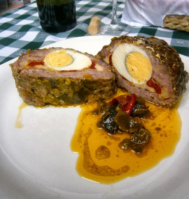 Rollo de carne picada relleno.