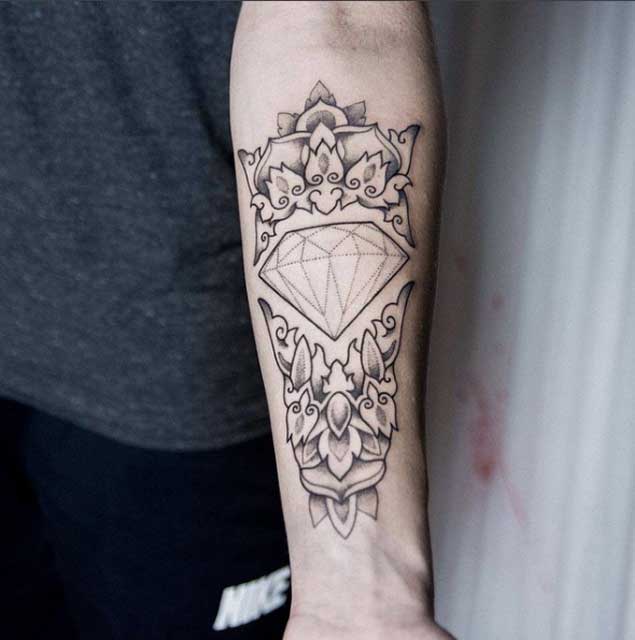 Este dotwork diamante tatuagem