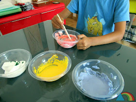 Preparando pintura con espuma de afeitar, cola y colorante alimentario