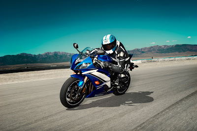 2011 Yamaha YZF-R6 Action