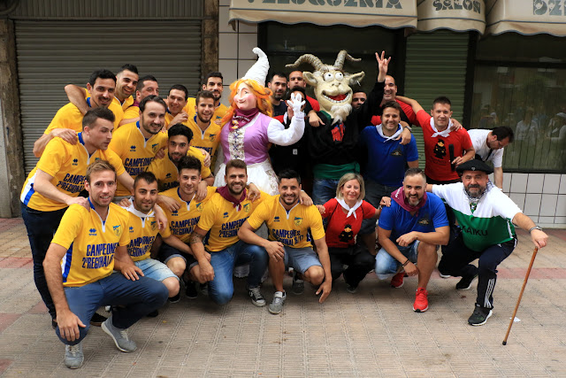 El CF Zuazo posa tras el pregón de las fiestas de Zuazo-Arteagabeitia