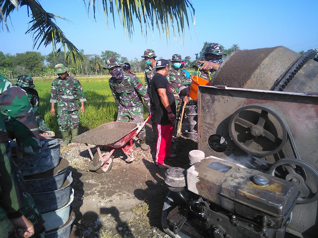 Semangat Prajurit Satgas TMMD Kodim Klaten Dalam Betonisasi Jalan Makin Kencang