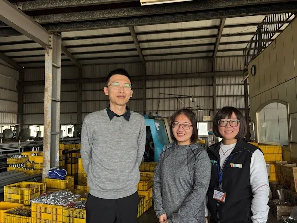 ▲彰化線西就業服務台就服員到碩達股份有限公司探視小秦（圖中），雇主（圖左）對小秦的工作表現讚譽有加。（中彰投分署提供）