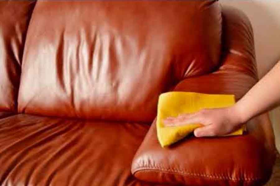 membersihkan sofa kulit dengan kain halus dan bersih