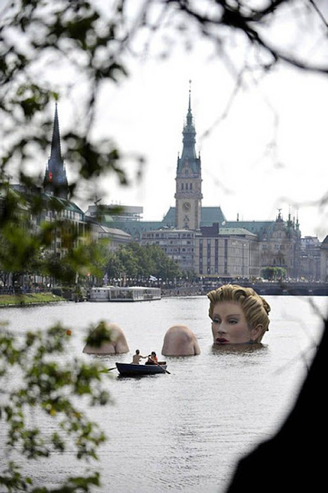 Sculpture Of Giant Woman Presented In Hamburg