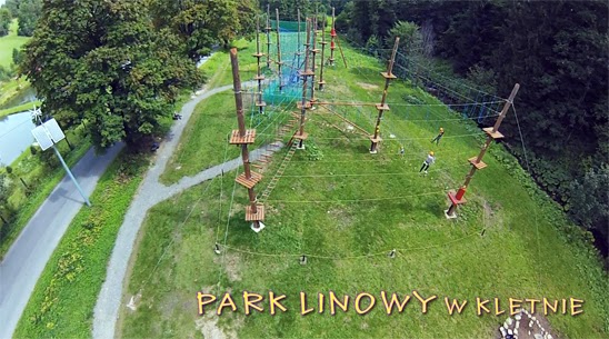 Park Linowy w Kletnie na przeciw pensjonatu i smażalni Nad Stawami.