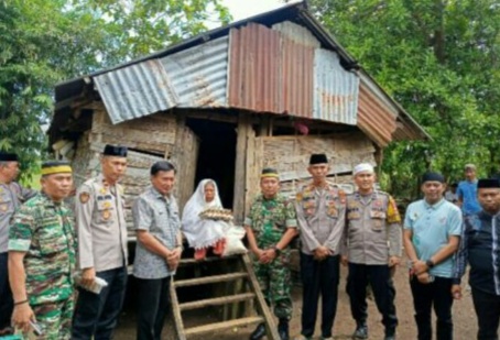 TNI-POLRI di Takalar Solid Bantu Warga Kurang Mampu Patut Ditleladani 