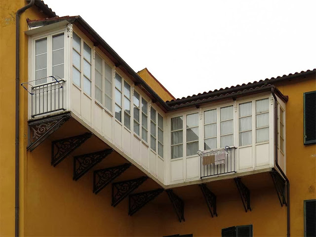 Enclosed balcony, via Bosi, Livorno