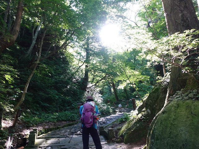大神山神社の参道には登山者も