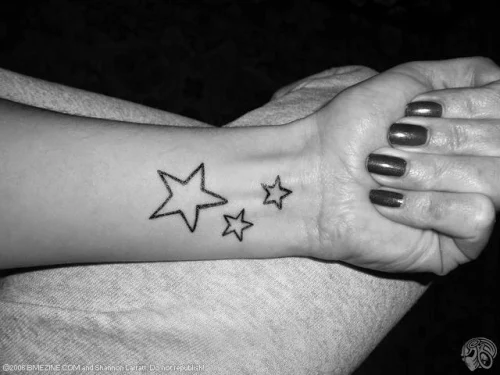 tatuajes de estrellas en la muñeca