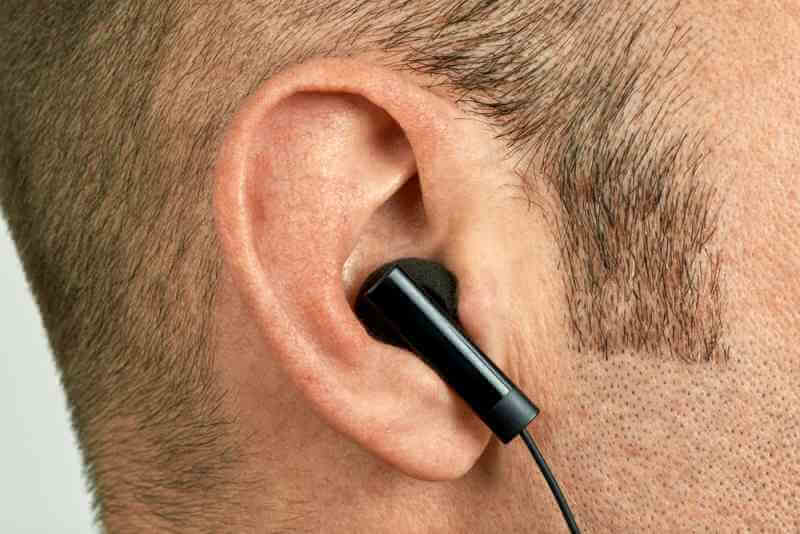 Wearing Earphones For Too Lond Might Cause Blackheads In Your Ear, According To Doctors