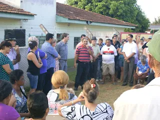 Em um registro marcante datado de 6 de fevereiro de 2012, nosso informativo acompanhou de perto a indignação e determinação dos moradores do bairro Cidade Nova, que se uniram em uma impressionante demonstração de solidariedade após o fechamento da farmácia na Unidade de Saúde local, que permaneceu inacessível por vários dias.  A comunidade, em parceria com o Conselho Local de Saúde, tomou a iniciativa de convocar uma reunião que ocorreu nas proximidades da Unidade de Saúde, com o objetivo claro de reivindicar a reabertura imediata da farmácia. Nesse encontro, estiveram presentes diversas lideranças comprometidas com o bem-estar dos moradores, incluindo o presidente do Cidade Nova Informa (CNI), José Batista, os membros do Conselho de Saúde da Cidade Nova, o presidente do Conselho de Saúde Municipal, Ricardo Soley Foster, o Secretário Municipal da Saúde, Alexandro Klemer, e o vereador Gessani.  Durante a reunião, após ouvir as preocupações da comunidade, o Secretário Municipal da Saúde fez um compromisso direto com os presentes. Ele prometeu que a farmácia seria reaberta na semana seguinte, atendendo assim às necessidades urgentes da comunidade.  A promessa foi cumprida, e a farmácia foi reaberta no prazo estipulado. No entanto, vale destacar que ela começou a funcionar em um horário reduzido, operando apenas meio período.  Esse episódio reflete a importância crucial que o posto de saúde e seus serviços têm na vida dos moradores da Cidade Nova. A mobilização e a ação decidida da comunidade demonstraram a determinação em garantir o acesso a serviços de saúde essenciais. A reivindicação bem-sucedida não apenas resultou na reabertura da farmácia, mas também enfatizou o poder da voz coletiva na defesa do direito à saúde.  A história da luta da comunidade da Cidade Nova continua a destacar a importância vital dos serviços de saúde locais e a necessidade de mantê-los acessíveis a todos.