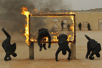 Гранични полицаи показват своите умения по време на церемония по завършването си в Саудитска Арабия.