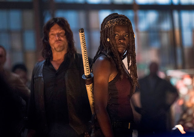 Daryl Dixon (Norman Reedus) e Michonne (Danai Gurira) nell'episodio 1