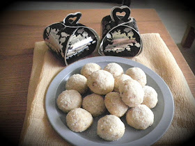 Pecan Balls Recipe  @ http://treatntrick.blogspot.com