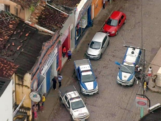 Família de gerente é feita refém na cidade de Nazaré, na Bahia (Foto: Reprodução/TV Bahia)