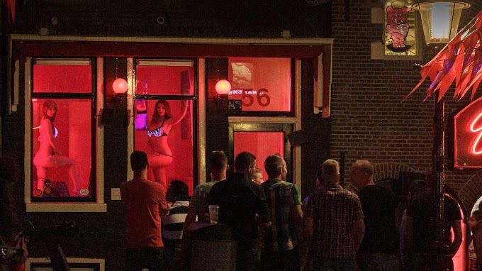 Büntetik ezentúl a füvezést Amszterdam piros lámpás negyedében
