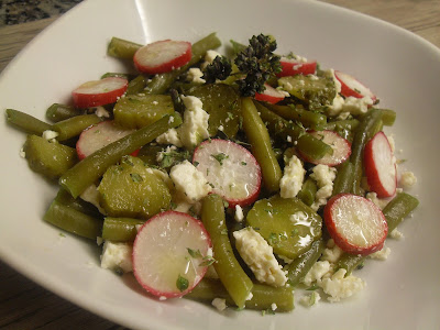 Ensalada de judías verdes rábanos y queso feta