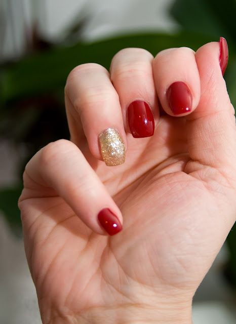czerwone paznokcie klasyczny manicure Semilac Red Wine 028