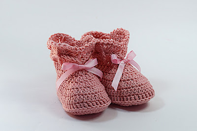 9 - Crochet IMAGEN de Peucos zapatitos o escarpines a conjunto con la chambrita rosa a crochet y ganchillo. MAJOVEL CROCHET