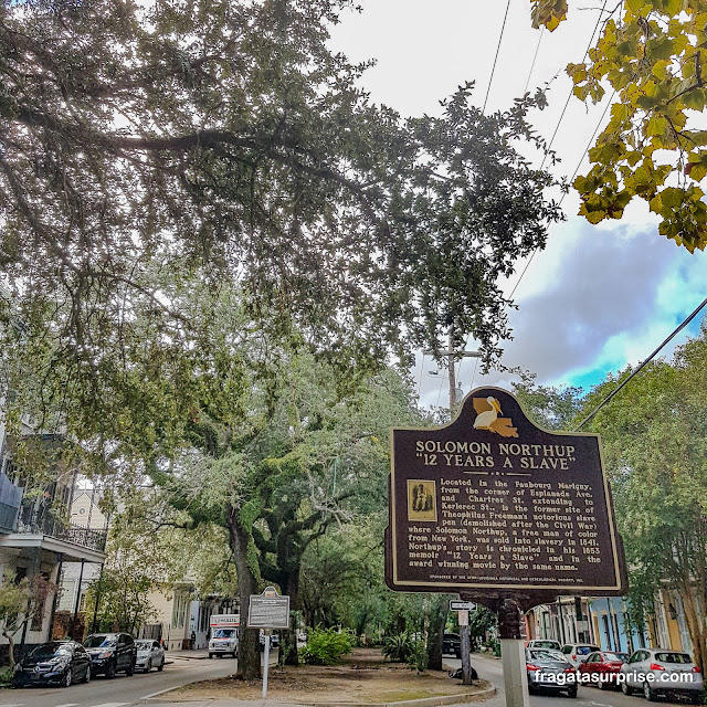 Placa na Esplanade Avenue de Nova Orleans lembra o mercado de escravos onde Solomon Northup foi vendido, como retratado no filme "12 Anos de Escravidão"