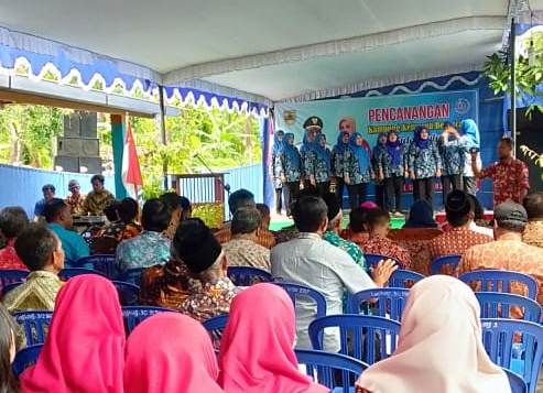 FORKOPIMCAM WERU HADIRI PENCANGAN KAMPUNG KB DI DESA LENGKONG