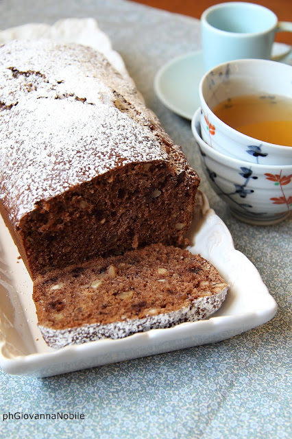 Cake al cioccolato con nocciole, yogurt e limone