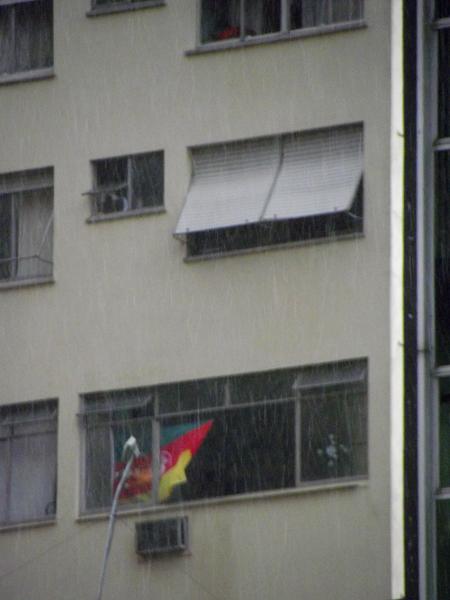 chuva, Centro Histórico, Porto Alegre, prédio, edifício, janelas, bandeira, bandeira do rio grande do sul estilizada, Internacional, Inter