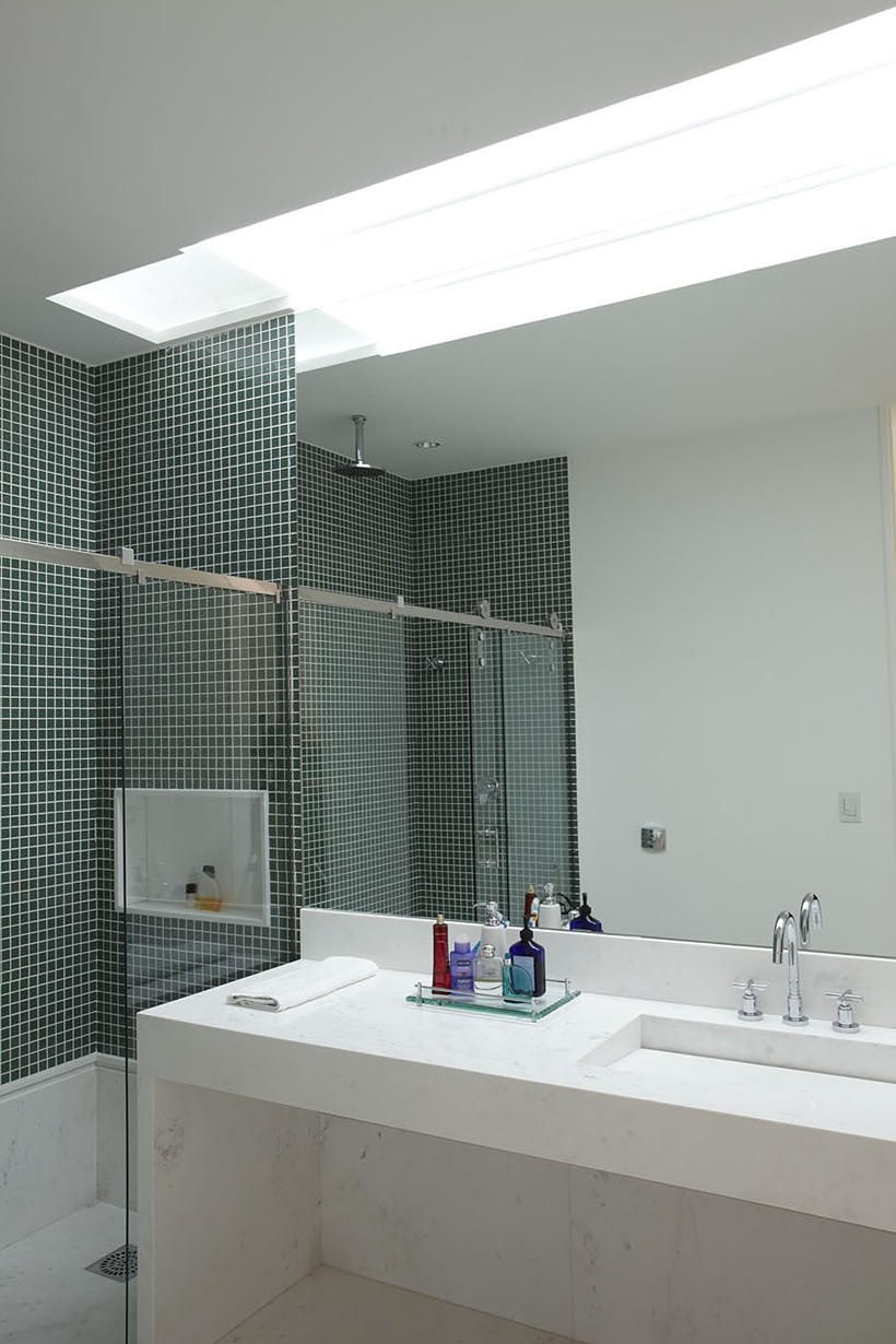 Bathroom in The Morumbi Residence by Drucker Arquitetura