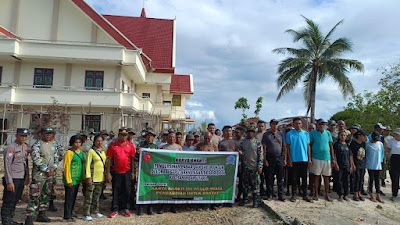 Sinergitas TNI-Polri dan Masyarakat Watidal Laksanakan Giat Gotong Royong