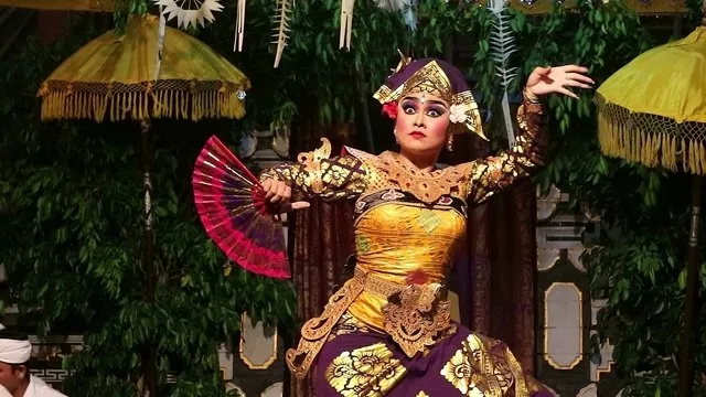 Pesona Tari Pendet Bali: Mengungkap Keindahan Tarian Bali