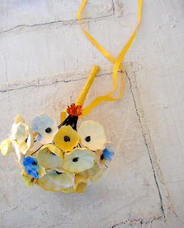 bouquet di fiori di carta in stile acquerello con aggiunta fiori secchi: giallo, blu, arancio
