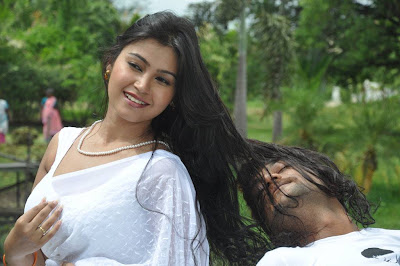 Hot Tamil Actress in White Saree Photos+ Actress in Saree Navel Show Photos