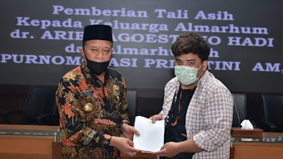 Dr Arief Pejuang Kesehatan Gugur Lawan Covid-19, Bupati Lamongan Beri Santunan Keluarganya 