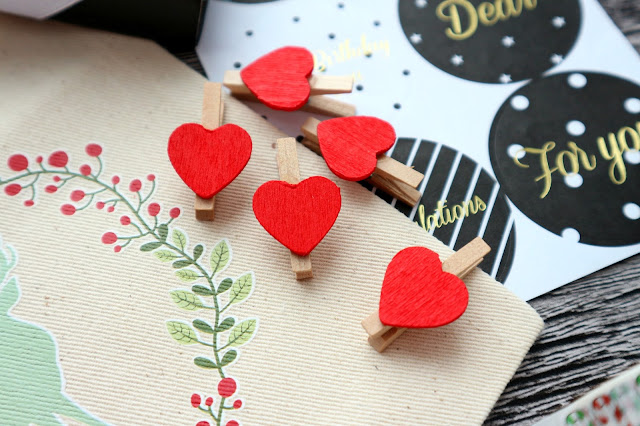 Деревянные мини-прищепки, декорированные сердечками