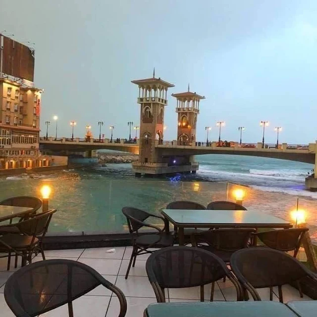 الاسكندرية في الليل