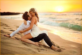 hot-couple-on-the-beach-express-their-feelings