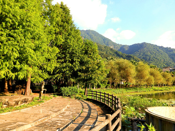 南投埔里鯉魚潭風景區秀麗山色又稱小西湖，環潭步道散步飽覽美景