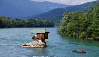 Rumah-di-tengah-sungai-di-Serbia