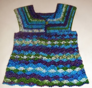 http://translate.google.es/translate?hl=es&sl=en&tl=es&u=http%3A%2F%2Fwww.myhobbyiscrochet.com%2F2014%2F02%2Firis-toddler-top-free-crochet-pattern.html