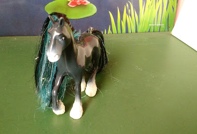 Miniatura de plástico, cavalo preto Angus da Merida do desenho Valente - Disney - 11 cm de comprimento ; 12  cm de altura R$ 15,00