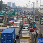 Polusi DKI Tinggi, Anies Curiga karena Aktivitas Kendaraan Berat di Tol