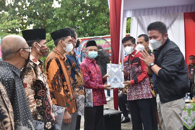 Herman Deru Serahkan Ratusan Sertifikat Tanah kepada Warga Lubuklinggau 