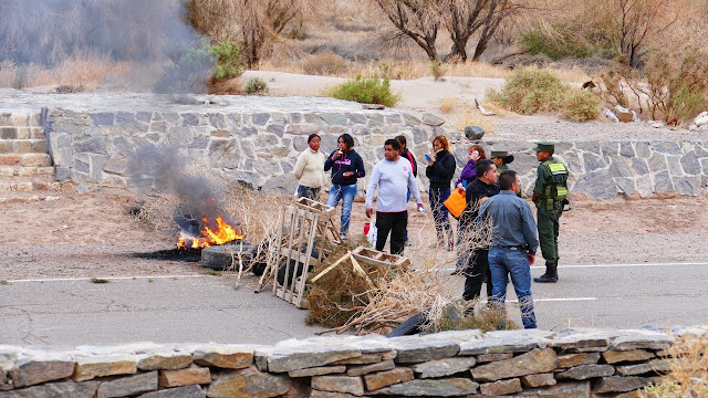 gesperrte-strassen-Strassensperren-peru-road-block-aufstaende.JPG