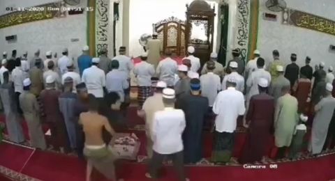 Seorang Pria Terobos Jamaah Sholat Subuh dan Peluk Imam Masjid, Pelaku Diantar ke RSJ