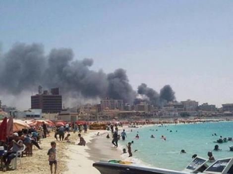  Αίγυπτος: απίστευτη φωτογραφία - η πόλη καίγεται αλλά η παραλία είναι "τίγκα"
