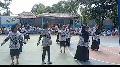 Kepala SMAN 14 Medan Menari Bersama Guru Di Lapangan Sekolah